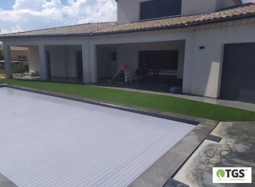 Pose de gazon synthetiique